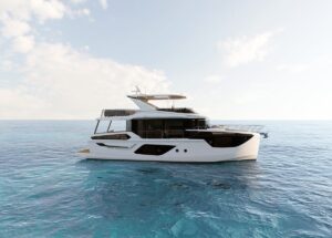 Luxe jacht Absolute Navetta 58 vaart op een heldere zee onder een zonnige hemel.