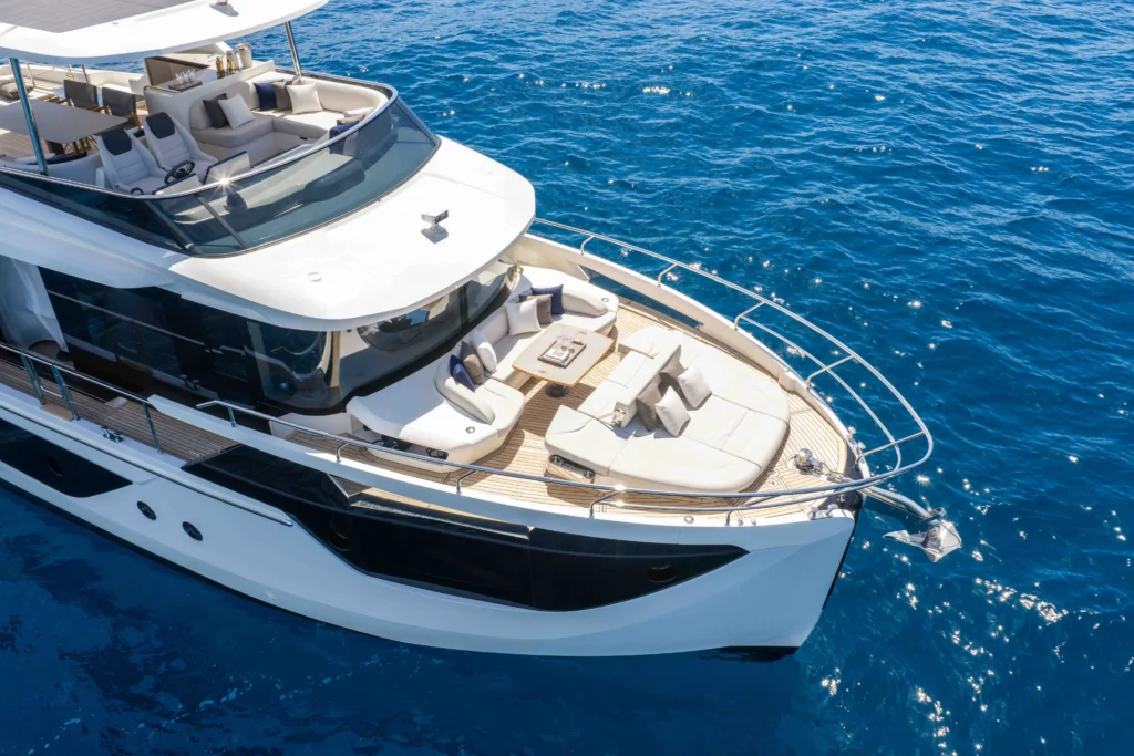 Luxe en ruime voorsteven van de Absolute Navetta 58 jacht op helder blauw water.