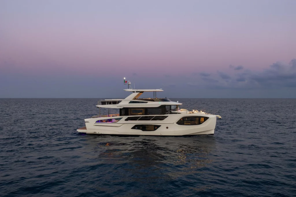 Luxe jacht Absolute Navetta 66 varend op een rustige zee bij zonsondergang.