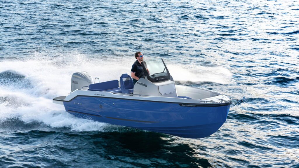 Jeanneau Cap Camarat CC 6.0 vaart op hoge snelheid over de golven met een bestuurder aan het roer.