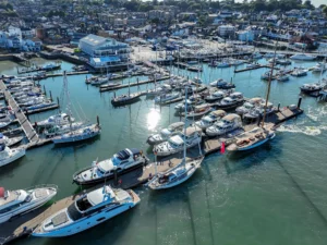 Luchtfoto van de jachthaven in Engeland met aangemeerde motorjachten tijdens de Jonkers Toertocht 2022.
